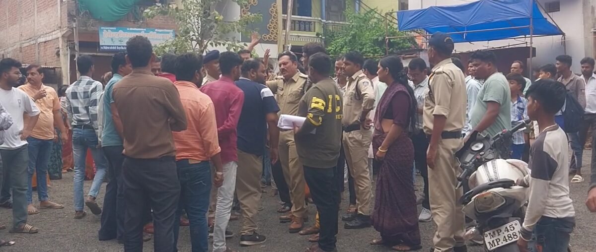 झाबुआ चबुतरा निर्माण रोकने पहुंचा पुलिस प्रशासन