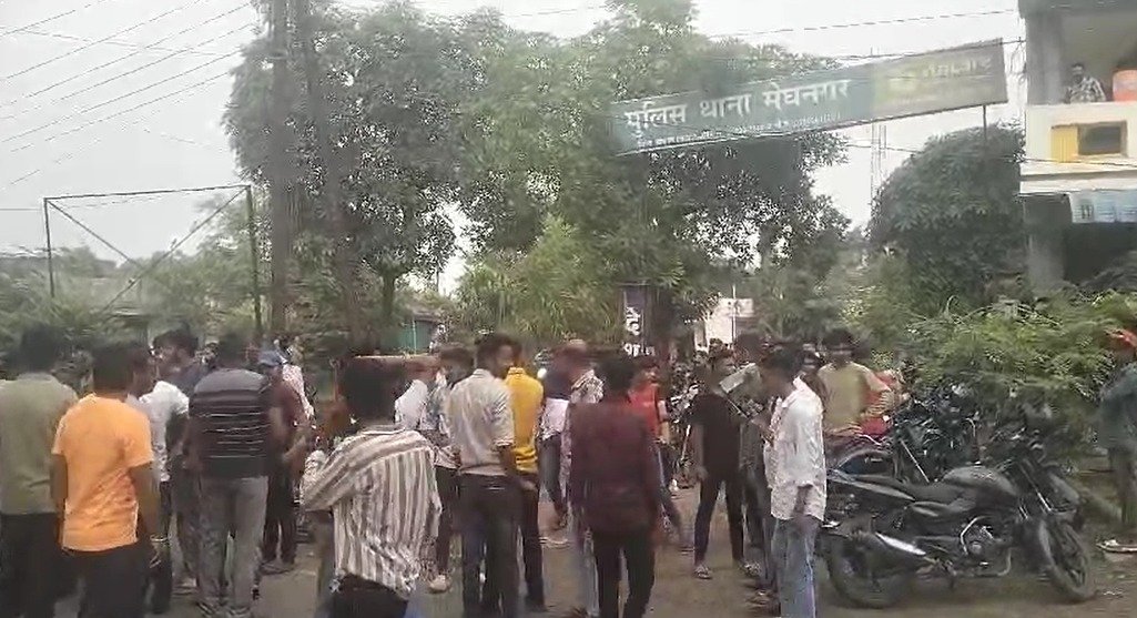 कॉलेज युवती से छेड़छाड़ ।