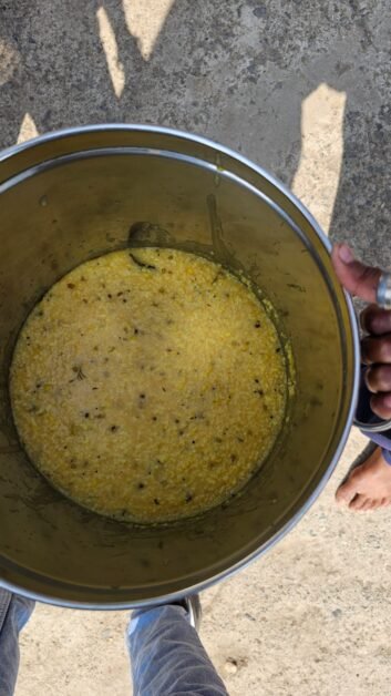 शाजापुर मिड डे मिल में इल्लियां
