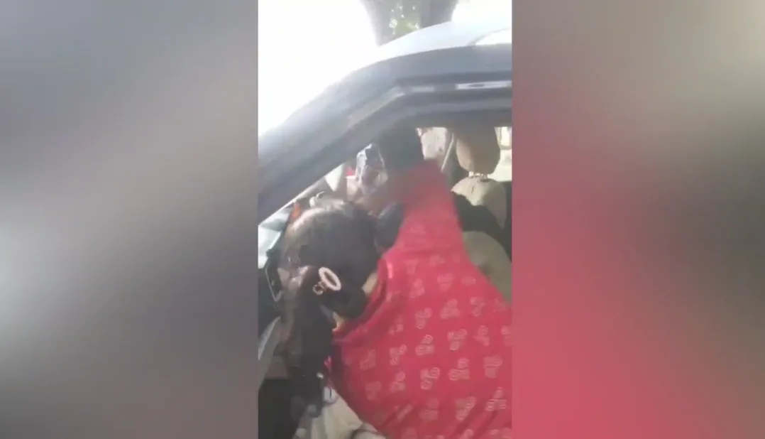 सरपंच,पत्नी और वो : पत्नी ने रंगेहाथ पकड़ा, महिला मित्र की पिटाई 1 सरपंच, पत्नी और वो.