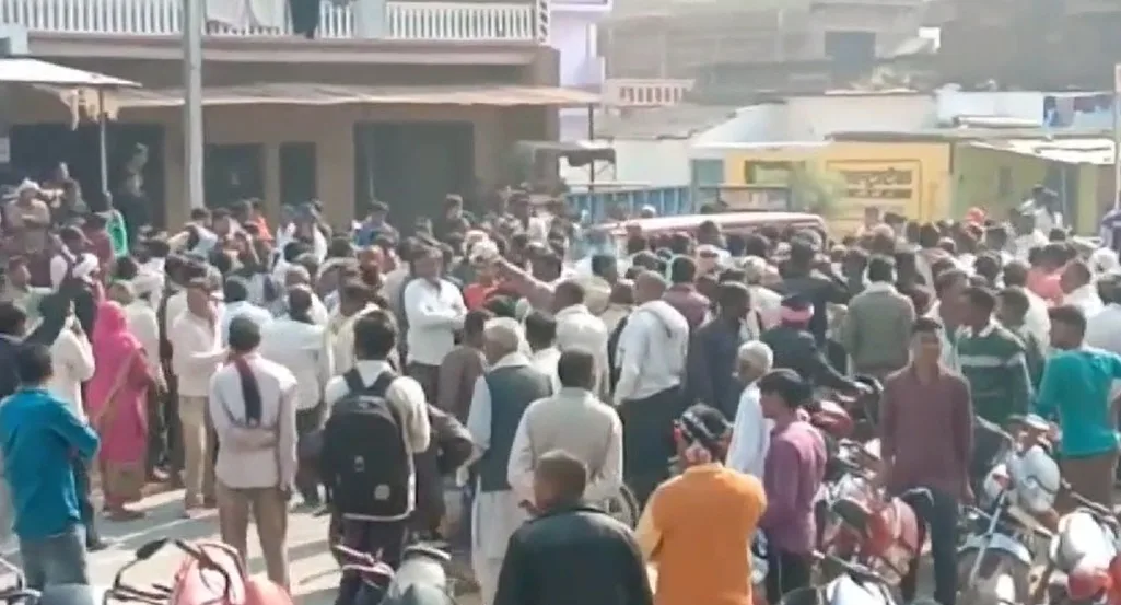 निवाड़ी : डीएपी खाद की कमी, किसानों का विरोध प्रदर्शन 1 निवाड़ी में खाद की कमी को लेकर किसानों का प्रदर्शन