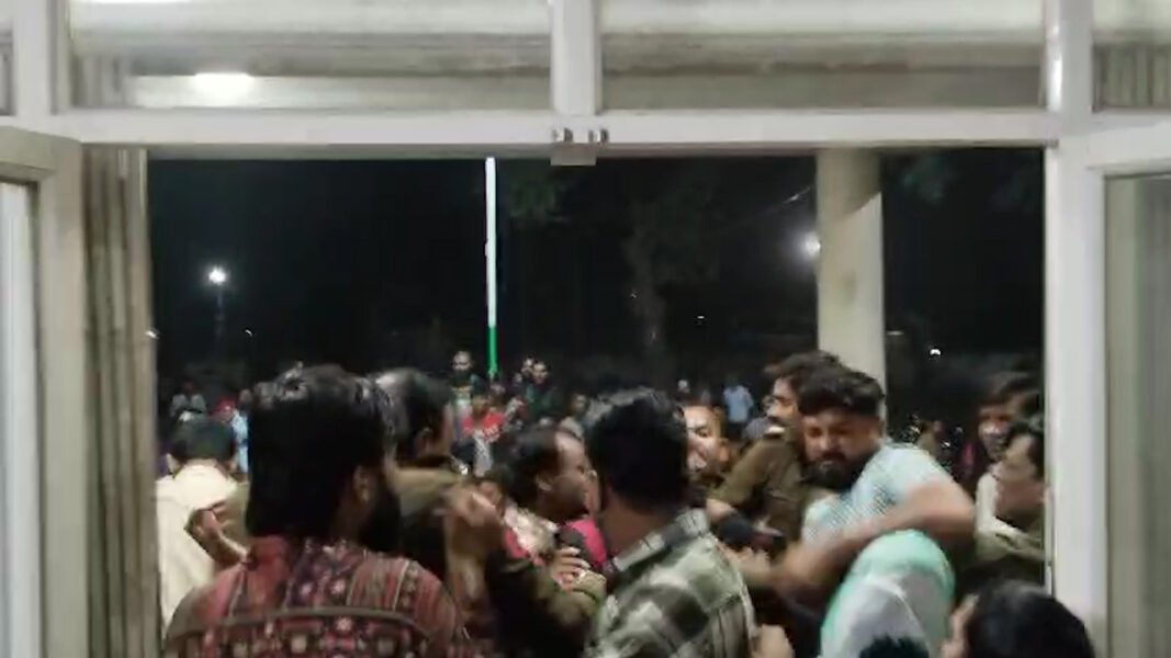 रतलाम के बड़ावदा थाने पर हंगामा
