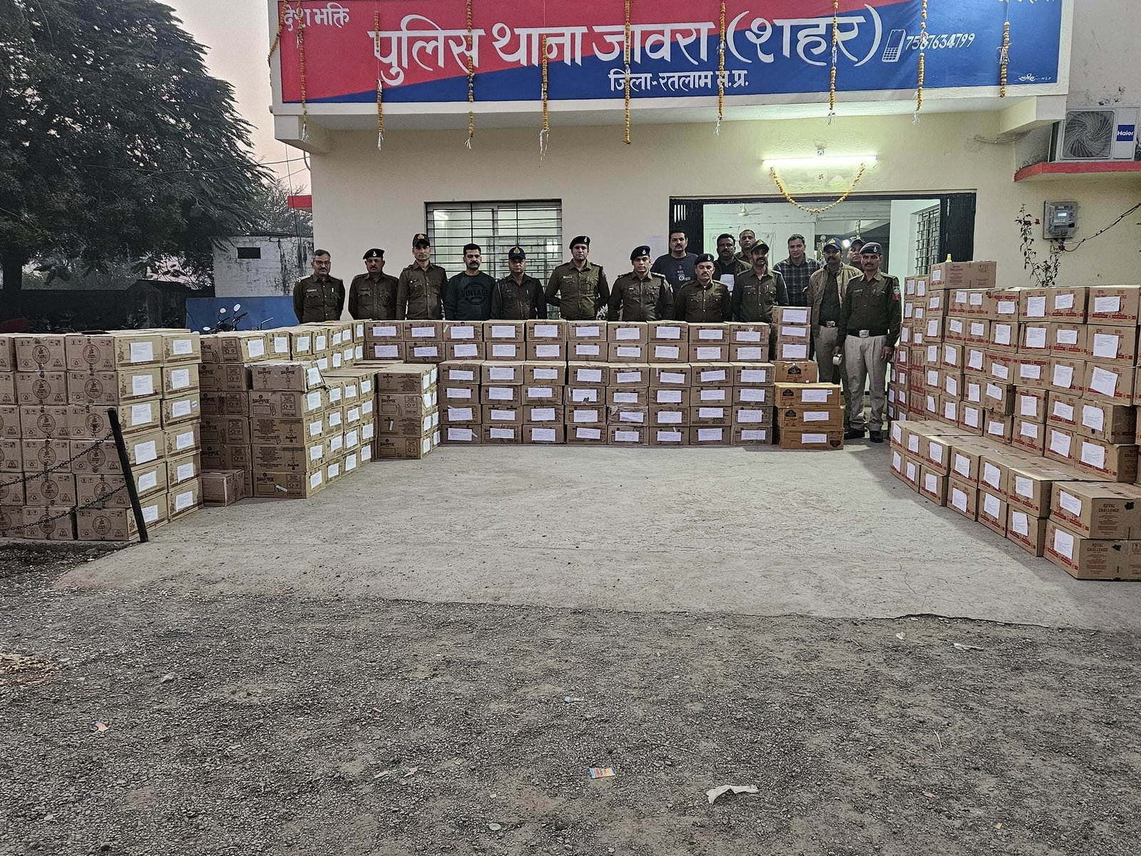 रतलाम : पुलिस ने 65 लाख की अवैध शराब पकड़ी, आलीराजपुर के दो आरोपी गिरफ्तार । 1 रतलाम पुलिस ने 65 लाख की अवैध शराब पकड़ी ।
