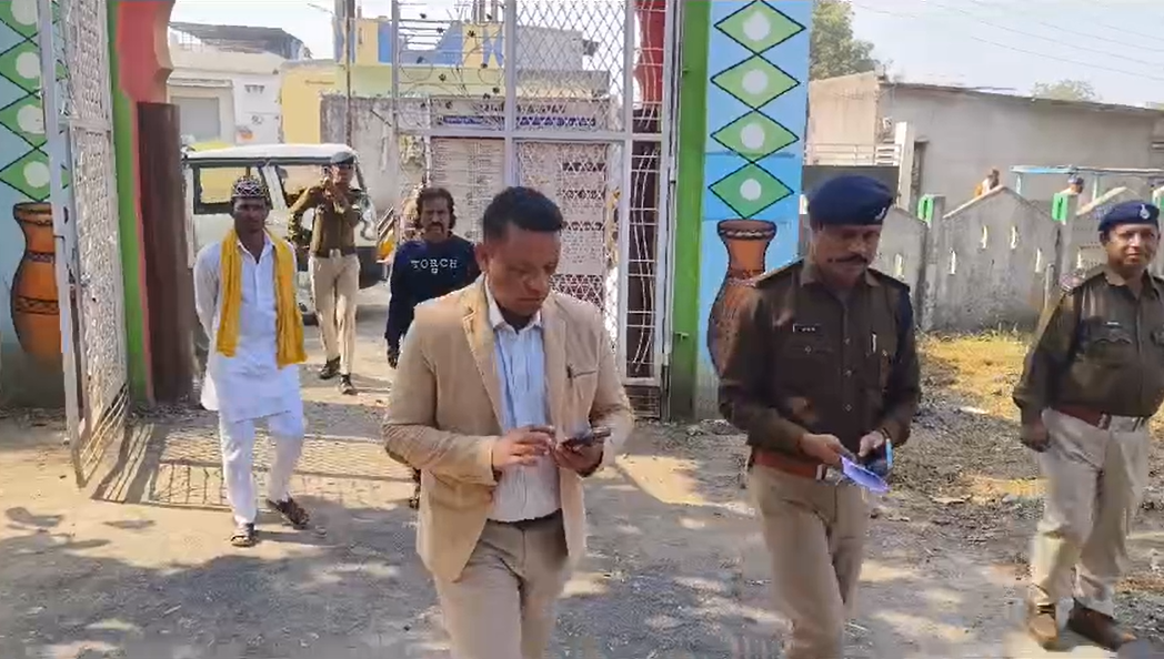 रतलाम : कब्र से बच्चों के शव निकाले, हादसा नहीं हत्या की आशंका । 1 रतलाम पुलिस ने कब्र से निकाले शव