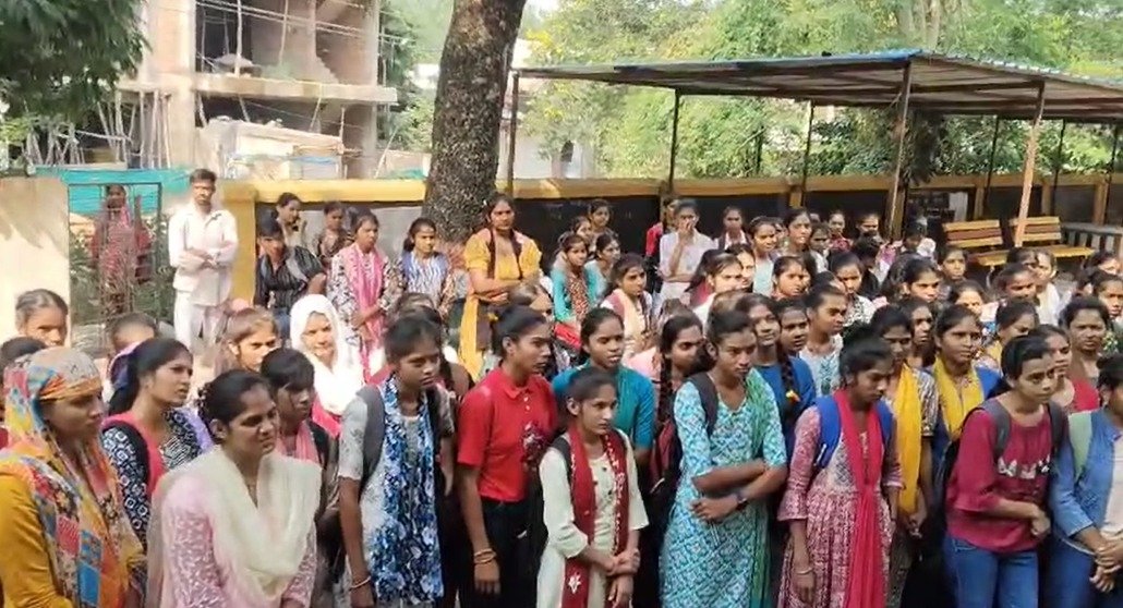 DAVV के खिलाफ छात्रों का प्रदर्शन ।