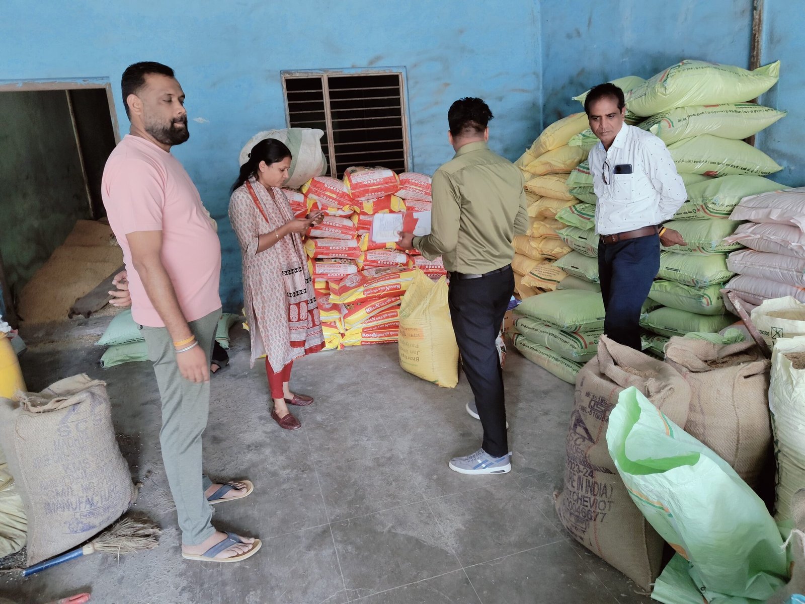 झाबुआ: खाद दुकानों का औचक निरीक्षण