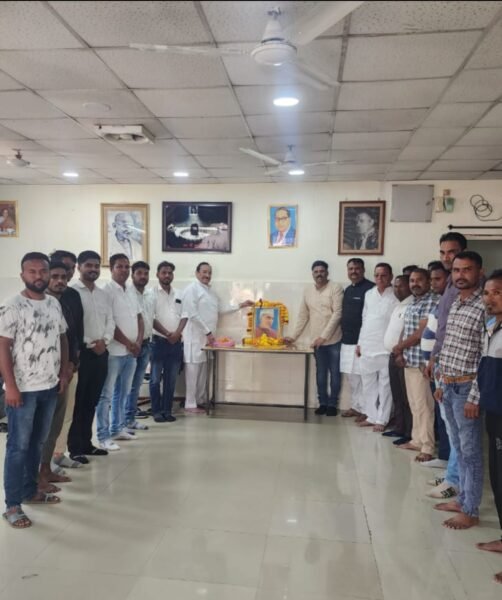 झाबुआ: जिला कांग्रेस कमेटी ने पंडित जवाहरलाल नेहरू की जयंती मनाई 13 झाबुआ में आयोजित कार्यक्रम में मौजूद रहे पदाधिकारी और कार्यकर्ता