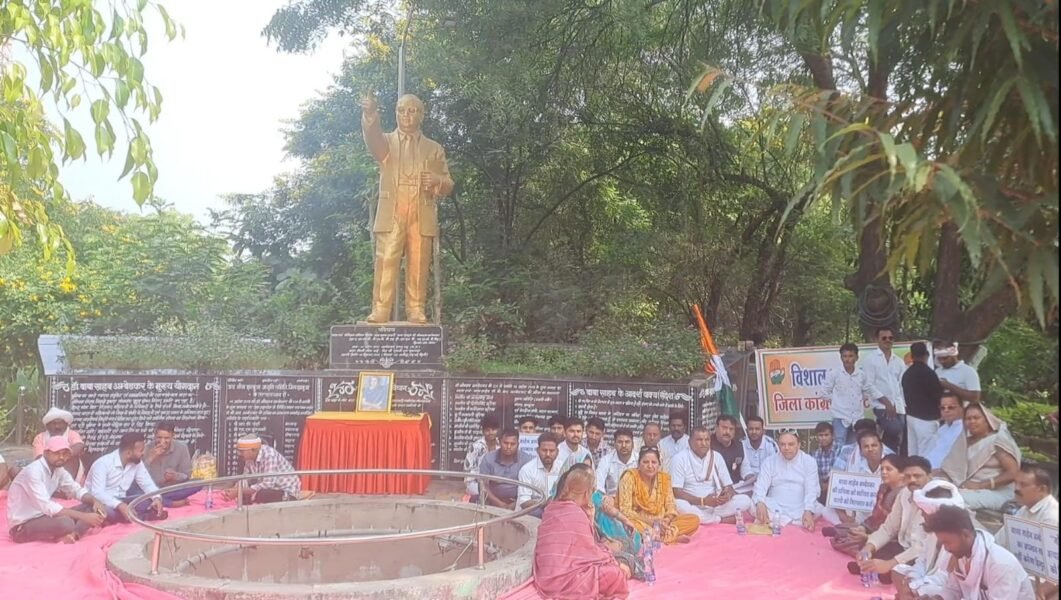 झाबुआ में कांग्रेस ने अंबेडकर प्रतिमा के सामने धरना प्रदर्शन किया 10 झाबुआ में कांग्रेस ने अंबेडकर प्रतिमा के सामने धरना प्रदर्शन किया