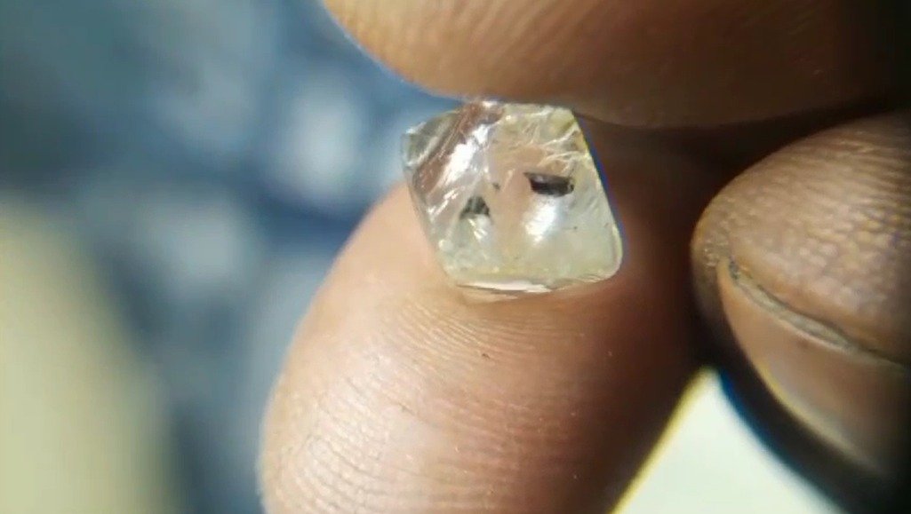 पन्ना : चमकी मजदूर की किस्मत, 5.87 कैरेट का हीरा मिला
