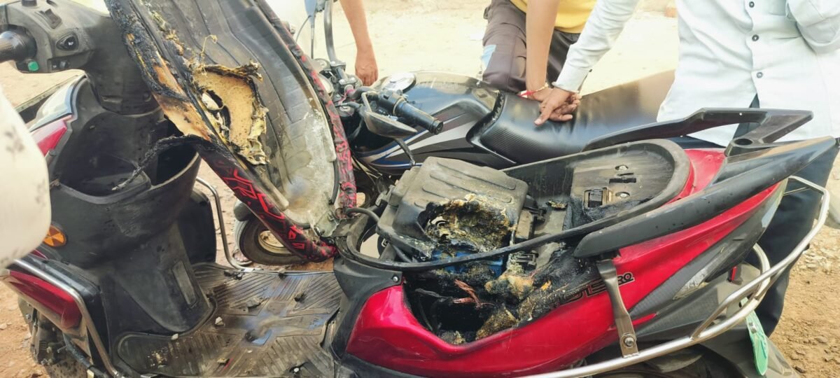 झाबुआ : इलेक्ट्रिक स्कूटर में आग लगी 6 इलेक्ट्रिक स्कूटर में लगी आग ।
