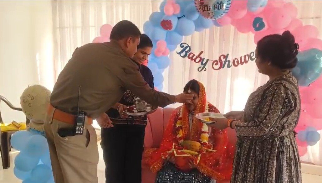 रतलाम थाने में महिला पुलिस आरक्षक की गोद भराई