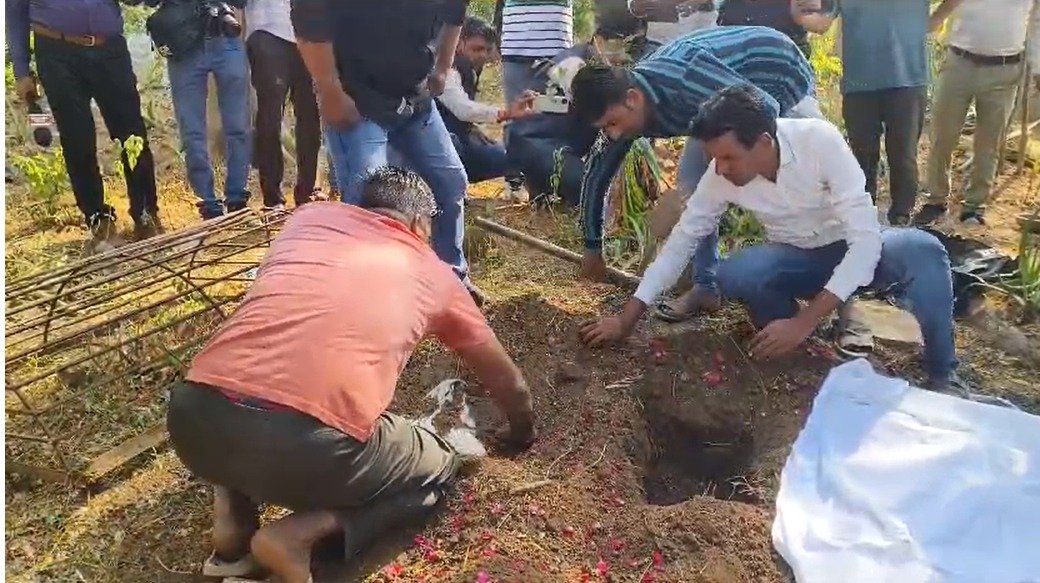 रतलाम पुलिस ने कब्र से निकाले शव ।