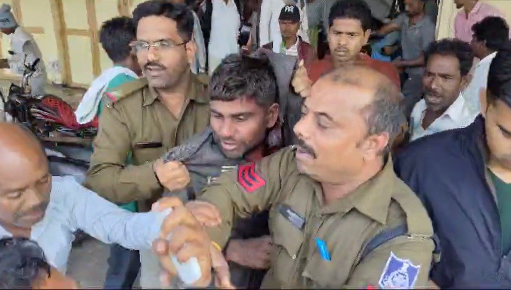 झाबुआ : सरकारी शिक्षक पर नाबालिग का शारीरिक शोषण का आरोप, परिजनों ने होटल से पकड़कर पुलिस को सौंपा । 9 झाबुआ में सरकारी शिक्षक पर नाबालिग छात्रा के शारीरिक शोषण का आरोप ।