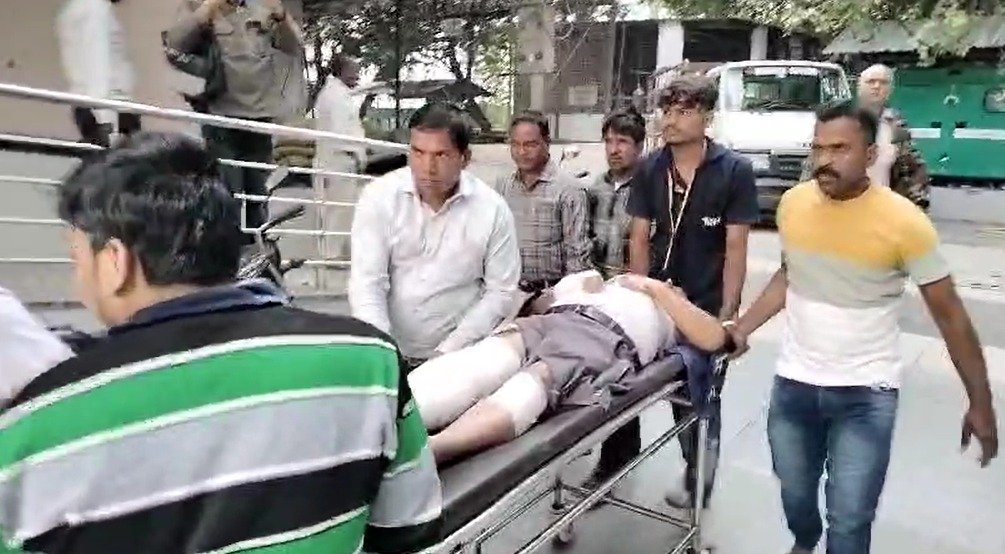 धार में फायरिंग : आदर्श सड़क पर दिनदहाड़े फायरिंग की घटना, भाजपा नेता के भाई पर जानलेवा हमला 4 धार में फायरिंग