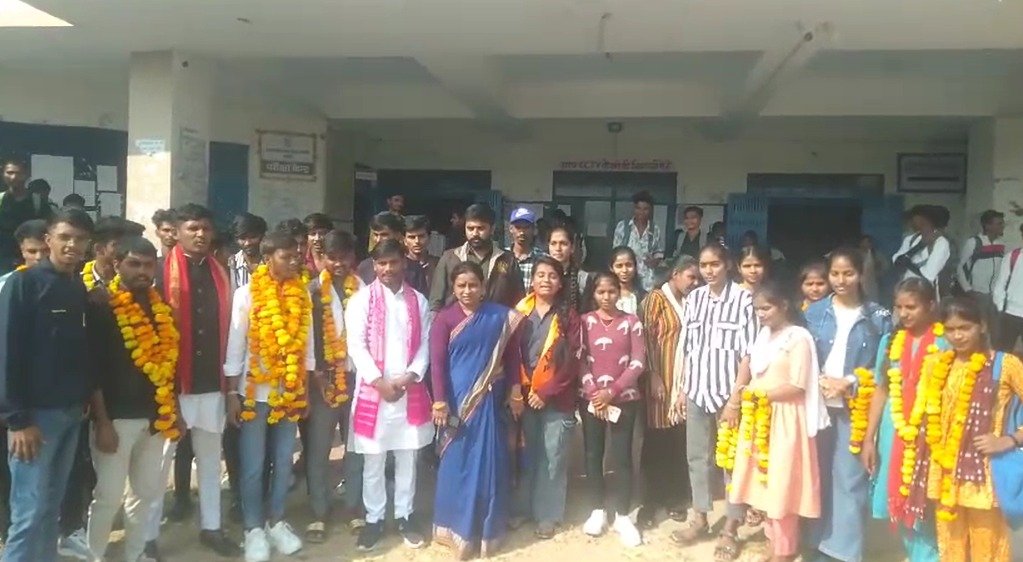 Jhabua । कन्या स्कूल की प्राचार्य छात्र संगठन के कार्यक्रम में हुई शामिल ,कांग्रेस और छात्रों ने की कार्रवाई की मांग । 11 Jhabua- ABVP के कार्यक्रम को लेकर विवाद ।