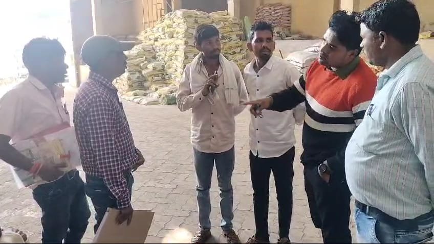 खाद की कालाबाजारी , दुकानदार पर एफआईआर दर्ज 10 झाबुआ में खाद की कालाबाजारी