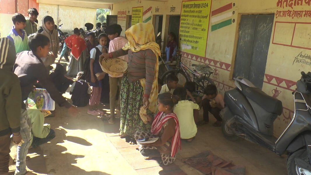 मिड-डे मील योजना में लापरवाही: बच्चों को रोटियां हाथ में देने पर उठे सवाल 8 मिड-डे मील योजना में लापरवाही