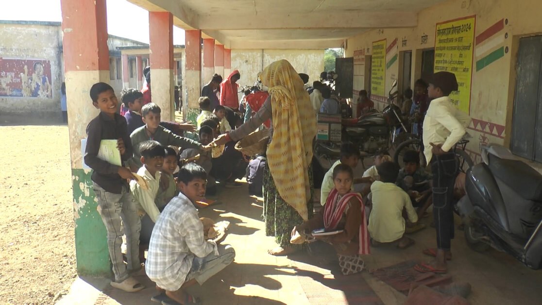 मिड-डे मील योजना में लापरवाही: बच्चों को रोटियां हाथ में देने पर उठे सवाल 1 मिड-डे मील योजना में लापरवाही