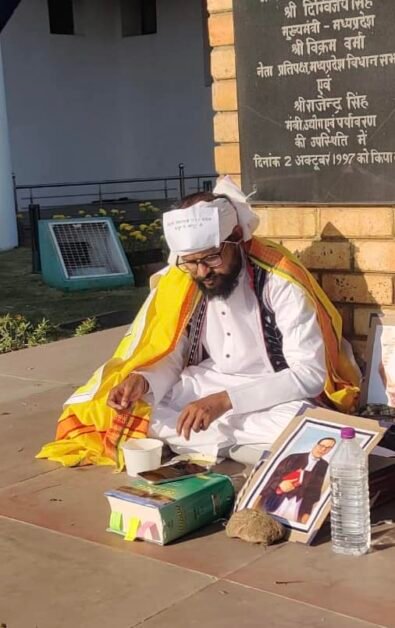 कमलेश्वर डोडियार का मौन अनशन, डॉक्टर के खिलाफ कार्रवाई की मांग । 1 कमलेश्वर डोडियार