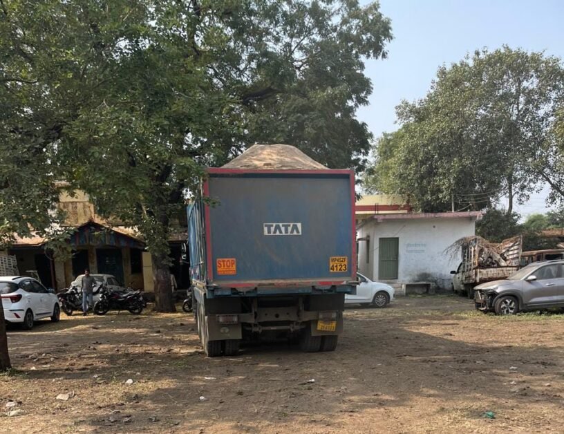 अवैध रेत परिवहन रोज निकलते हैं ओवरलोड डम्पर, लेकिन कार्रवाई 5 पर ।