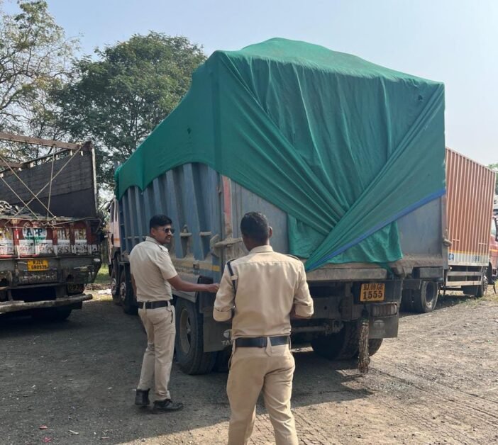 अवैध रेत परिवहन रोज निकलते हैं ओवरलोड डम्पर, लेकिन कार्रवाई 5 पर । 1 अवैध रेत परिवहन करते 5 डंपर जब्त ।