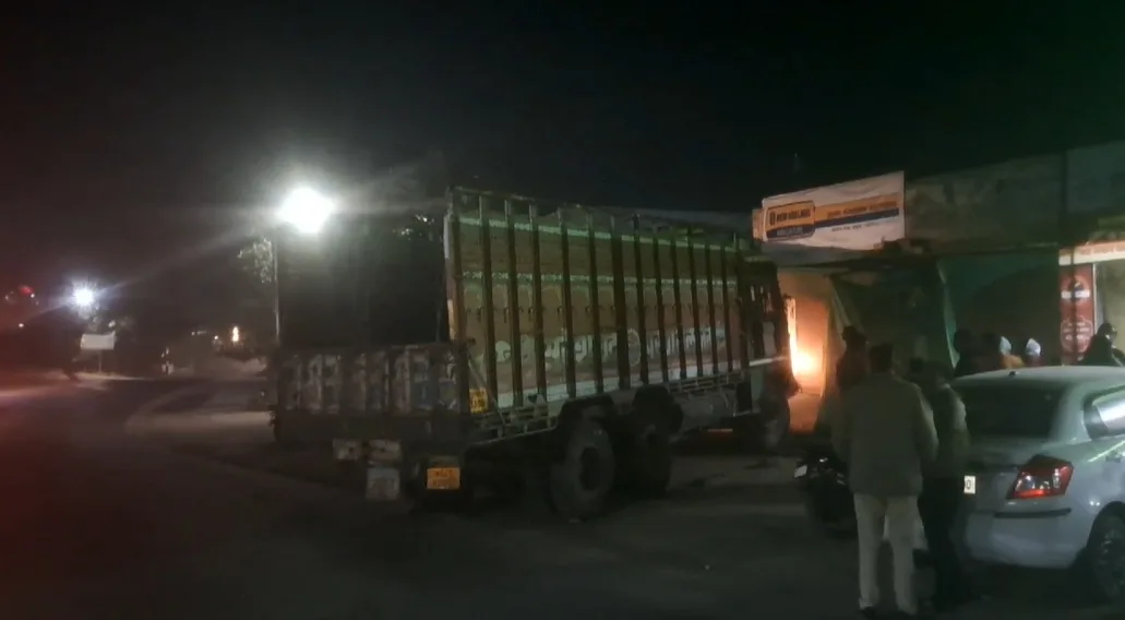 झाबुआ तेज रफ्तार ट्रक दुकान से टकराया, समाजसेवी के अनफिट ट्रक चला रहे नशे में चालक । 1 झाबुआ में दौड़ रहे कंडम वाहन