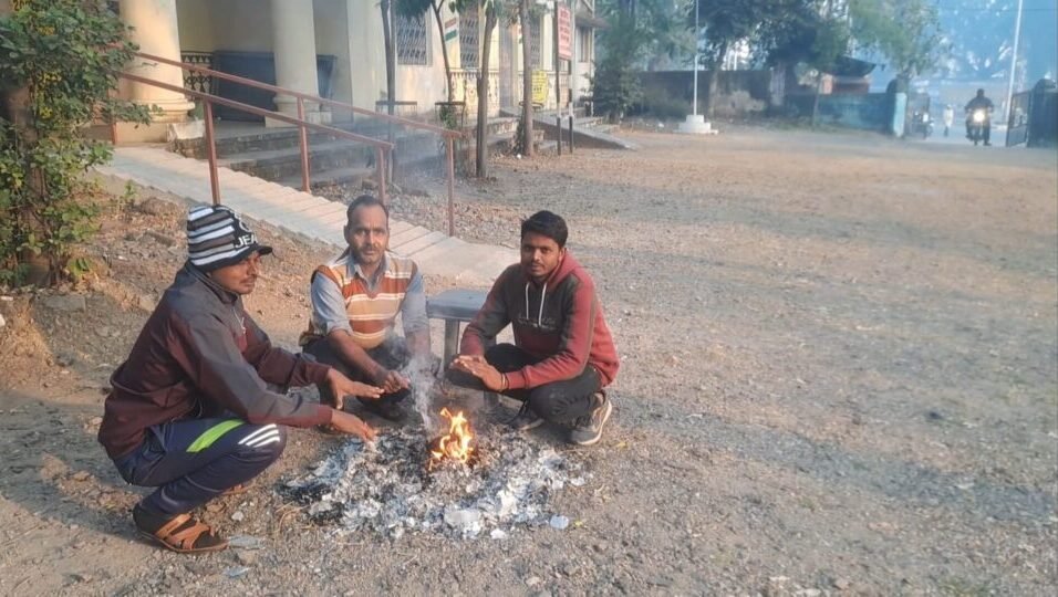 झाबुआ सर्दी दिखाने लगी असर ।