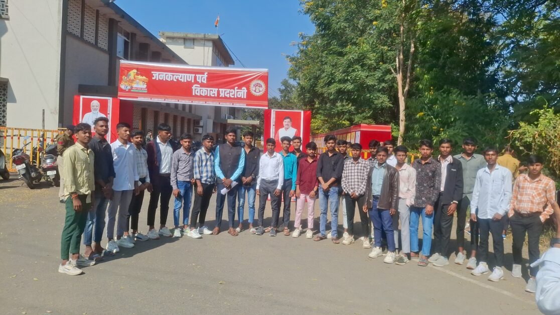 झाबुआ : छात्रों का प्रदर्शन, आरोप छात्रावास में अवैध रूप से रह रहे एनएसयूआई के जिलाध्यक्ष। 1 झाबुआ में छात्रों का प्रदर्शन, मांगों को लेकर सौंपा ज्ञापन .
