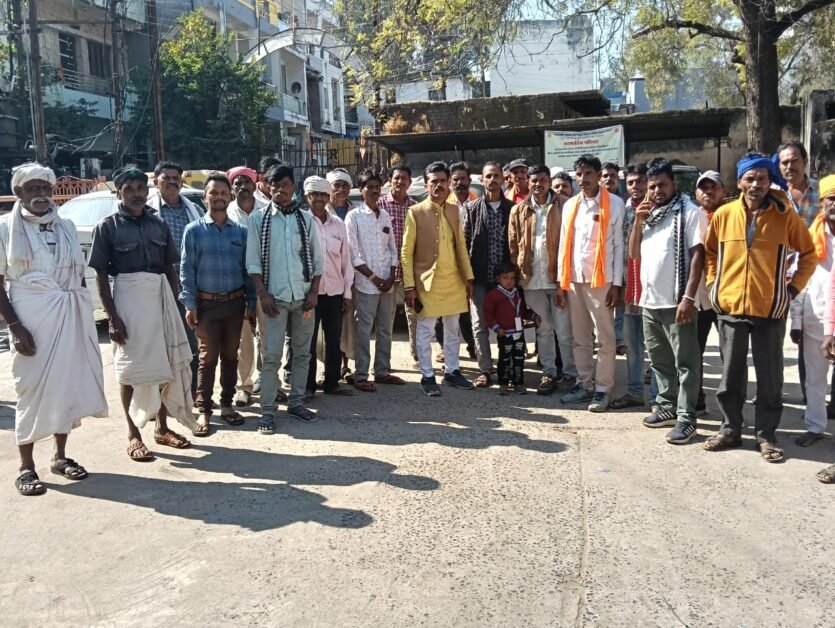 झाबुआ बिजली समस्याओं को लेकर ग्रामीण पहुंचे बिजली दफ्तर ।