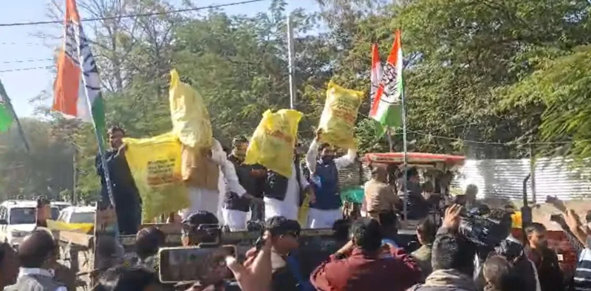 खाद संकट पर कांग्रेस का हल्ला बोल, खाली बोरियां लेकर विधानसभा पहुंचे विधायक 1 WhatsApp Image 2024 12 18 at 8.29.35 PM e1734534018666