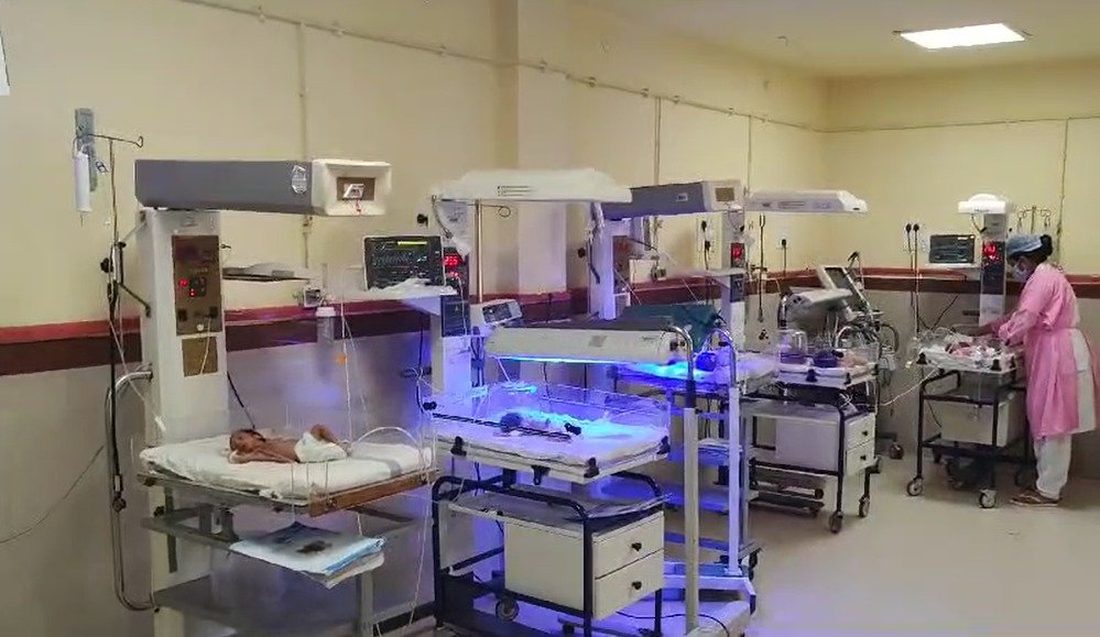 राजगढ़: NICU की ऑक्सीजन पाइपलाइन चोरी, डॉक्टरों की सूझबूझ से बचाई 12 नवजातों की जान 6 राजगढ़ में ऑक्सीजन पाइप चोरी ।