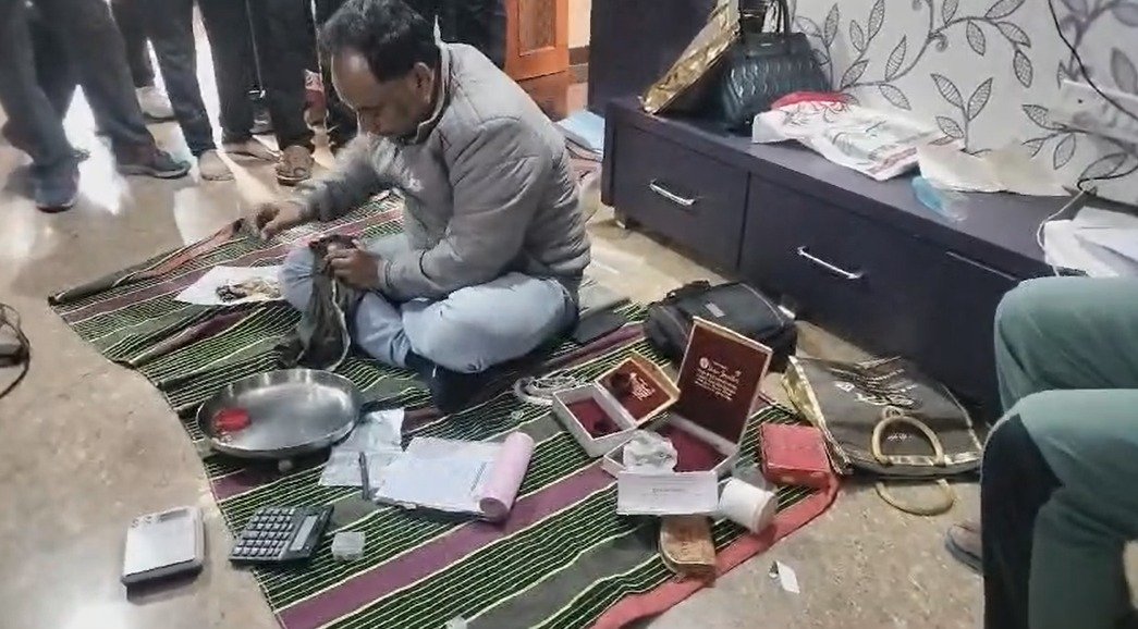 धार: सहकारी संस्था प्रबंधक निकला धन कुबेर लोकायुक्त की कार्रवाई, 140% अधिक संपत्ति का मामला उजागर 10 धार: सहकारी संस्था प्रबंधक निकला धन कुबेर लोकायुक्त की कार्रवाई