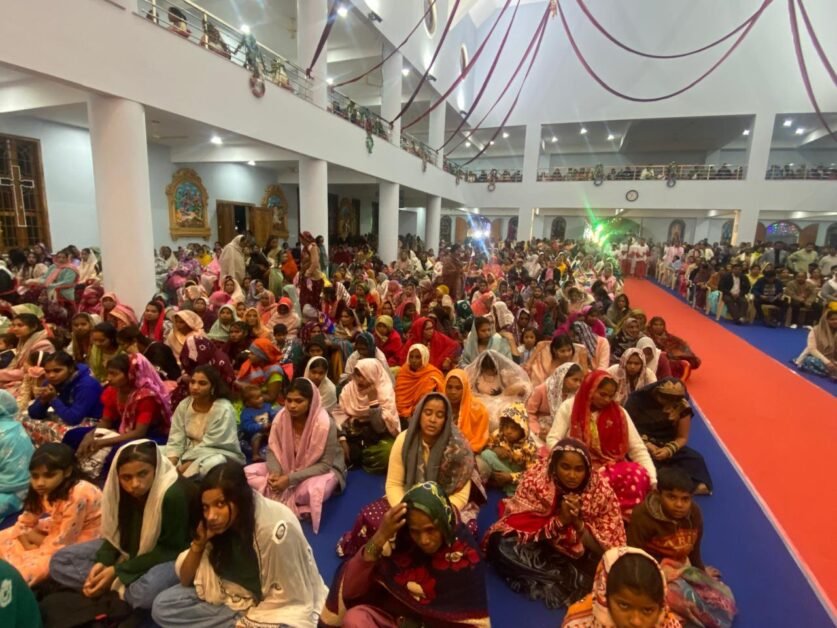 झाबुआ में क्रिसमस 2024: केरोल गीतों की गूंज के साथ मनाया प्रभु यीशु का जन्मोत्सव । 1 झाबुआ में क्रिसमस 2024