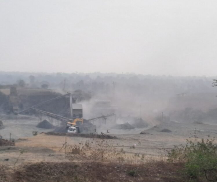 झाबुआ स्टोन क्रेशर गिट्टी खदान में गड़बड़ी ।