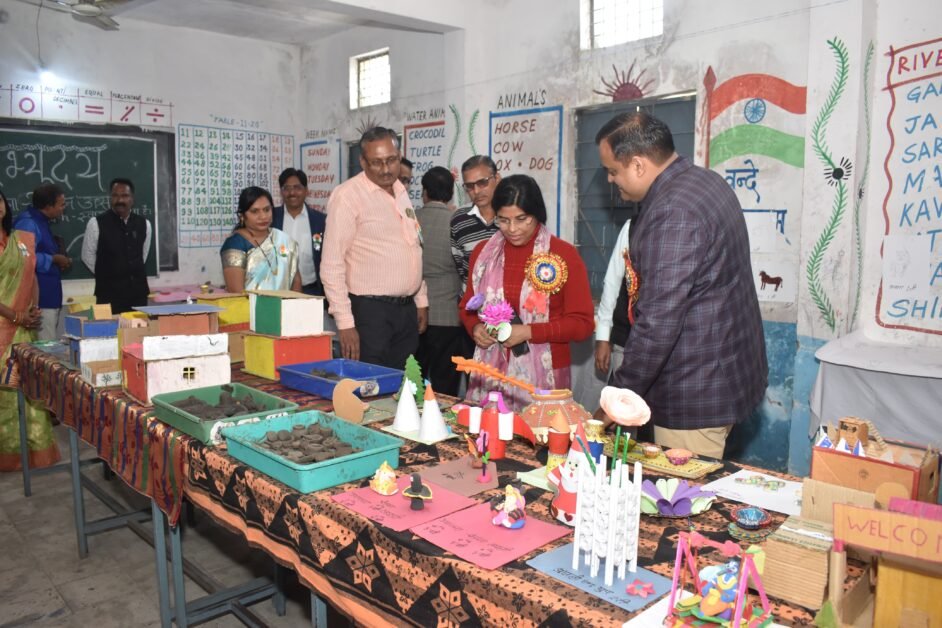 झाबुआ बुनियादी स्कूल में स्नेह सम्मेलन अभ्युदय ।