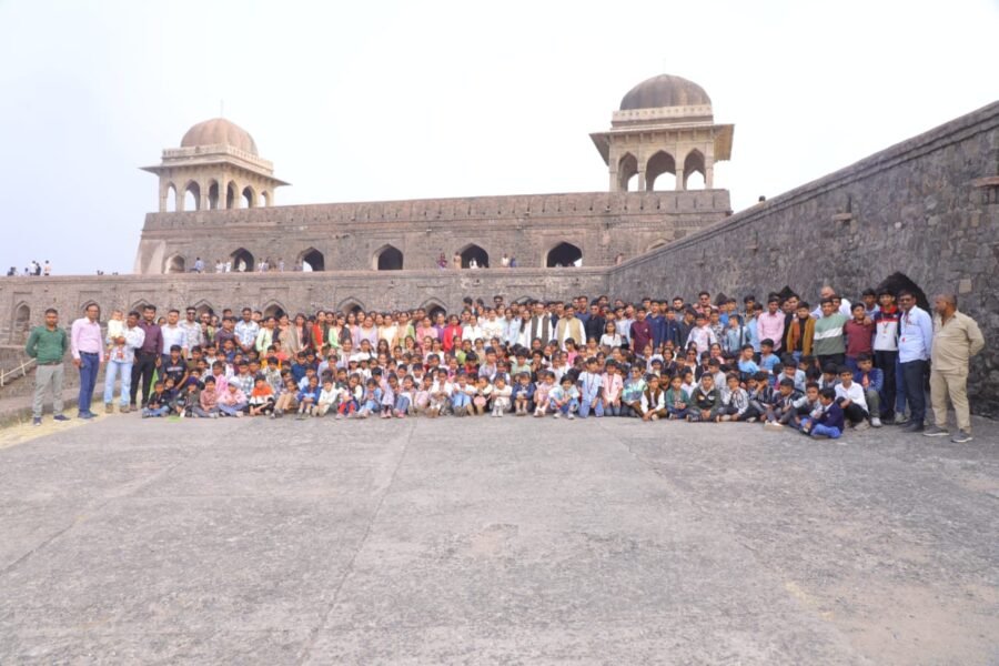शैक्षणिक भ्रमण: गुरुकुल एकेडमी पेटलावद के विद्यार्थियों ने की मांडू की ऐतिहासिक यात्रा 4 शैक्षणिक भ्रमण मांडू की यात्रा ।