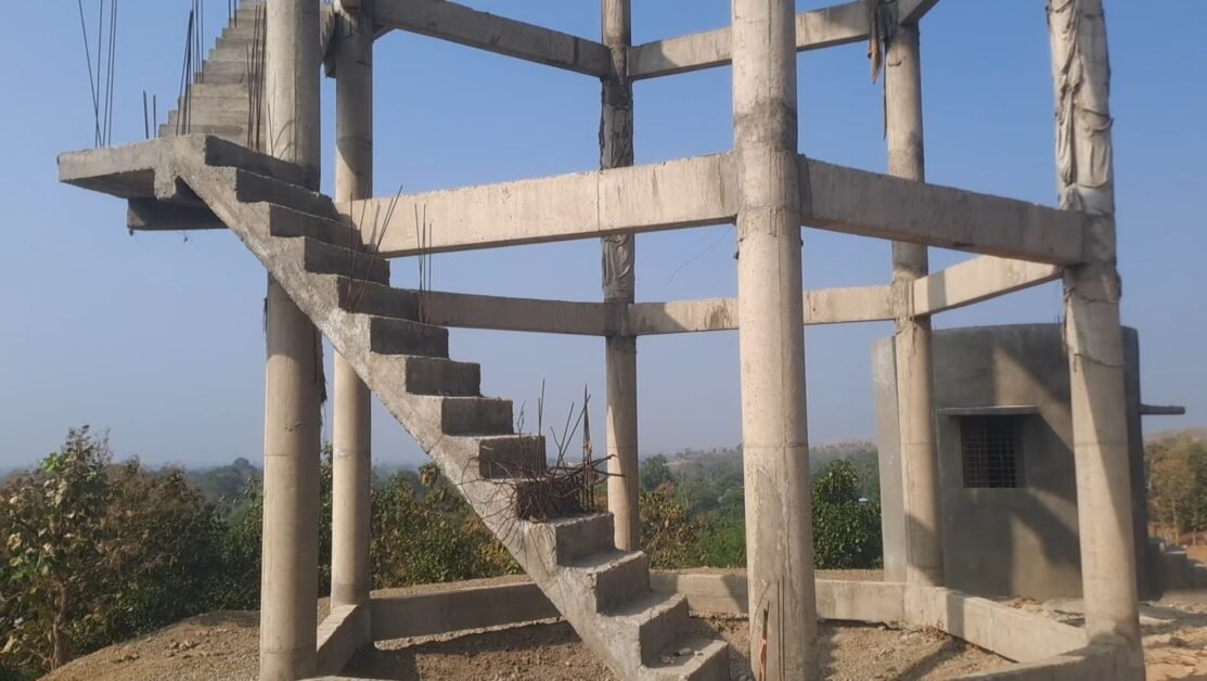 जल जीवन मिशन में काम अधूरा, जिले में 700 से ज्यादा जगह काम , लेकिन नल में जल कहीं-कहीं । 2 जल जीवन के तहत बननी वाली
टंकियों का काम अभी अधुरा ।