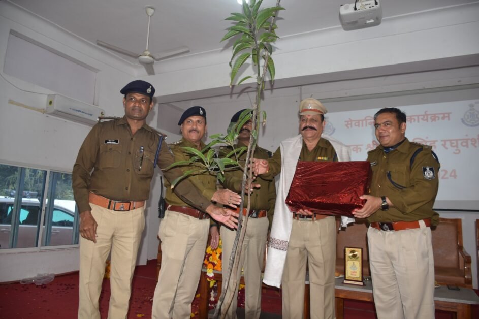 झाबुआ : सेवानिवृत्त हुए निरीक्षक शंकर सिंह रघुवंशी, पुलिस अधीक्षक ने किया सम्मानित