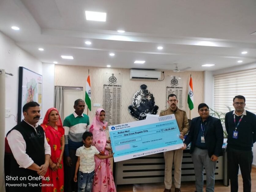 रतलाम पुलिस ने दिवंगत आरक्षक के परिजनों को दी 1 करोड़ की आर्थिक सहायता ।