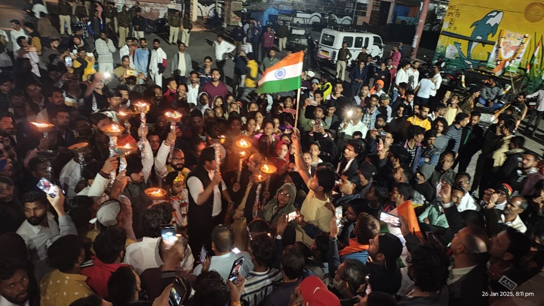 रासायनिक कचरे का विरोध : मशाल यात्रा निकाली