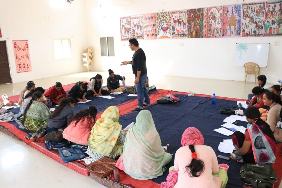 झाबुआ: 20 दीदियों को पिथौरा पेंटिंग का प्रशिक्षण, आजीविका बढ़ाने की नई पहल 1 WhatsApp Image 2025 01 06 at 6.08.51 PM
