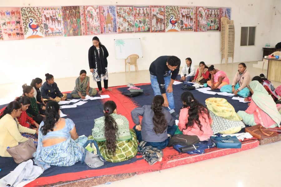 झाबुआ: 20 दीदियों को पिथौरा पेंटिंग का प्रशिक्षण, आजीविका बढ़ाने की नई पहल 10 झाबुआ: 20 दीदियों को पिथौरा पेंटिंग का प्रशिक्षण,