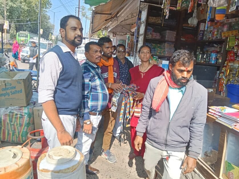 झाबुआ: स्कूलों के पास बिक रहे तम्बाकु उत्पाद, 143 दुकानदारों पर जुर्माना, 6400 रुपये वसूले गए 1 झाबुआ: स्कूलों के पास बिक रहे तम्बाकु उत्पाद