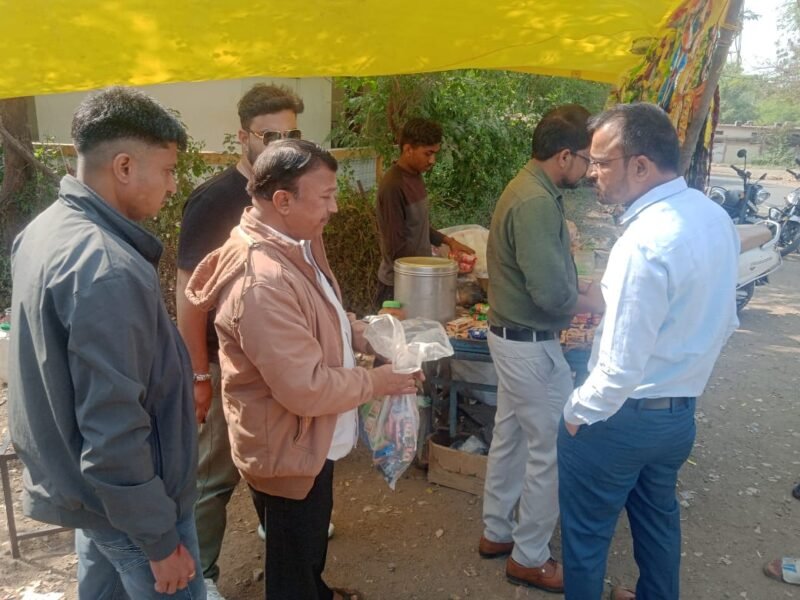 झाबुआ: स्कूलों के पास बिक रहे तम्बाकु उत्पाद, 143 दुकानदारों पर जुर्माना, 6400 रुपये वसूले गए 13 झाबुआ: स्कूलों के पास बिक रहे तम्बाकु उत्पाद