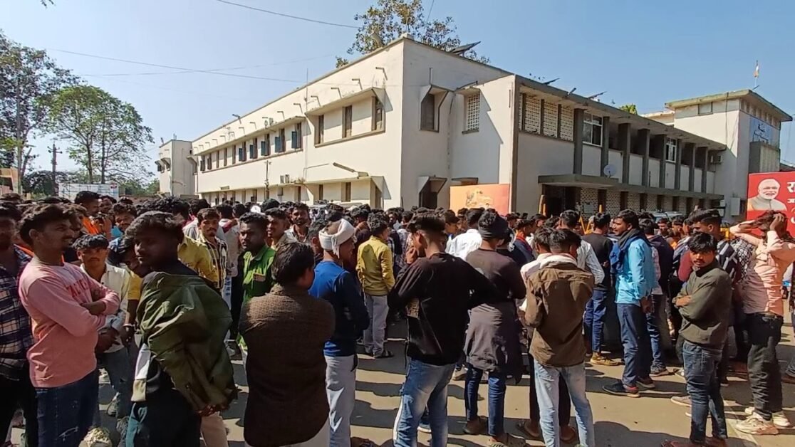 डीजे संचालक : रोजगार बचाने के लिए गाइडलाइन के अनुसार बजाने दिया जाए डीजे । 1 डीजे संचालक पहुंचे अपनी मांगों को लेकर ज्ञापन देने ।