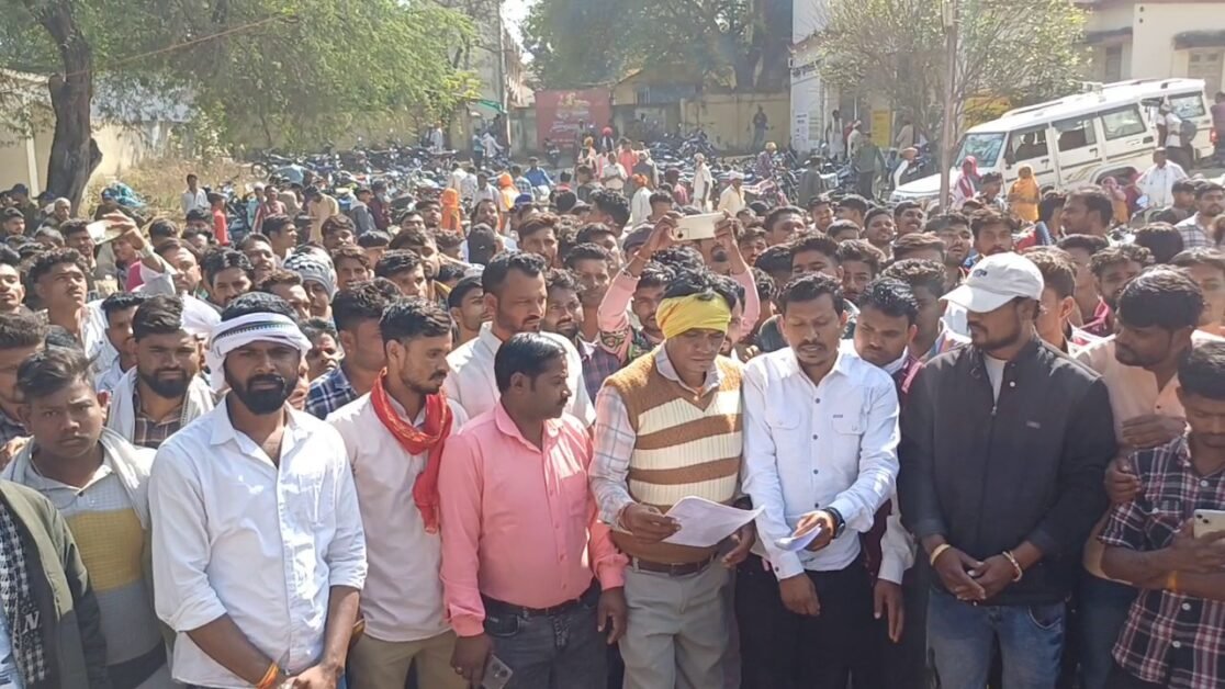 डीजे संचालक पहुंचे ज्ञापन देने ।