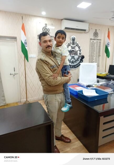 रतलाम पुलिस : दिवंगत आरक्षक राकेश मोरी के परिजनों को 1 करोड़ रुपए की आर्थिक सहायता 1 रतलाम पुलिस अधीक्षक आरक्षक के बेटे के साथ ।