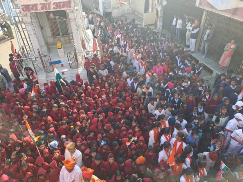 करवड़ में 76वां गणतंत्र दिवस धूमधाम से मनाया 1 करवड़ में 76वां गणतंत्र दिवस ।