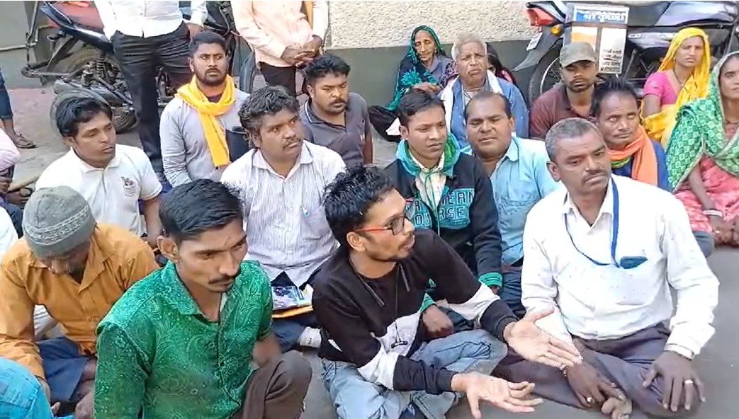 दिव्यांगजनों की पीड़ा: अपनी मांगों के लिए डेढ़ घंटे इंतजार 1 झाबुआ में दिव्यांगजनों की पीड़ा