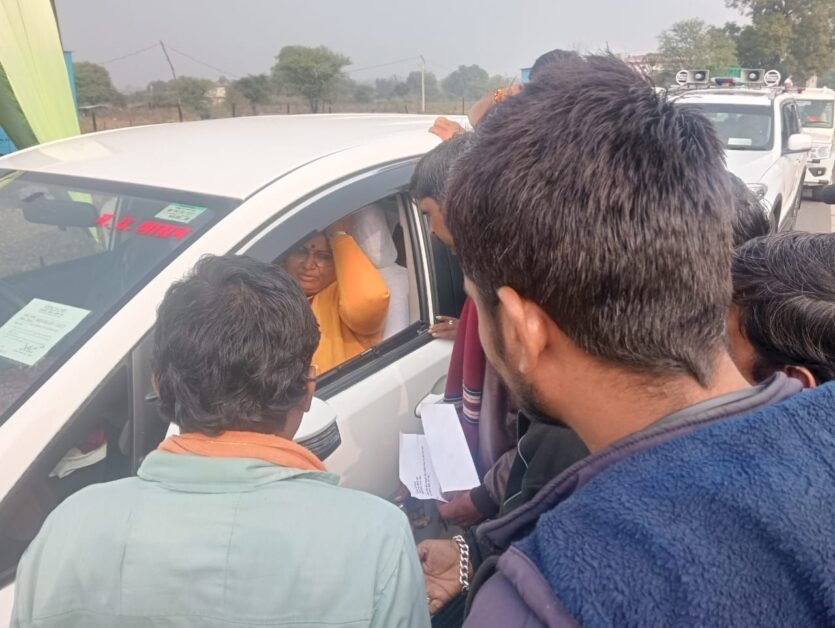 पेटलावद: ग्राम करवड़ में किसानों ने कैबिनेट मंत्री से की यूरिया वितरण केंद्र पुनः चालू करने की मांग 1 पेटलावद करवड़ के किसानों ने रखी अपनी समस्याएं